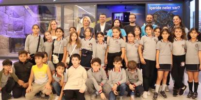 İzmir’de çocuklar akvaryum gezisiyle su altı dünyasını keşfetti