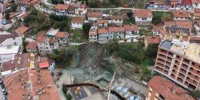 Tokat'ta inşaatın yanındaki yol çöktü: 2 katlı ev tahliye edildi
