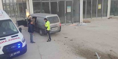 Dur ihtarına uymayan kamyonet duvara çarptı: 5 yaralı
