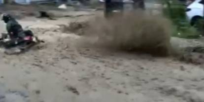 İstanbul'da sel sularına kapılan motokurye metrelerce sürüklendi: O anlar kamerada