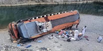 Pakistan’da otobüs takla attı: 10 ölü, 32 yaralı