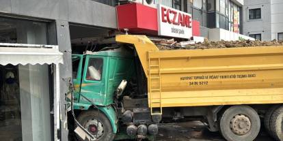 Pendik'te hafriyat kamyonu eczaneye daldı: 7 kişi yaralandı
