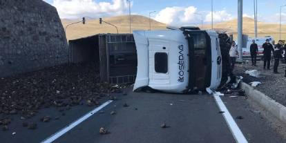 Ağrı’da pancar yüklü tır otomobile çarptı: 4 kişi hayatını kaybetti, 1 yaralı