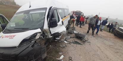 Susurluk'ta işçi servisi ile otomobil kafa kafaya çarpıştı: 10 yaralı