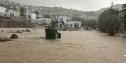 Bodrum'da sağanak hayatı felç etti! İş yerlerini su bastı, istinat duvarı çöktü