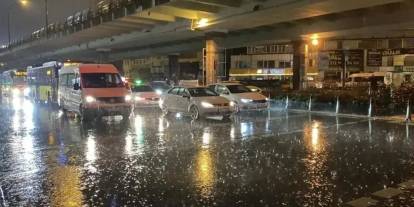İstanbul’da sağanak etkili oldu: Pendik ve Tuzla’da yollar su altında kaldı