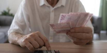 Emekli maaşlarına yeni zam hazırlığı! Yaşa göre refah payı seçeneği masada: 65 yaş üstüne daha fazla yapılabilir sinyali