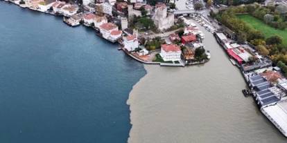 İstanbul Boğazı iki renge büründü! Sağanak sonrası çamur denize karıştı