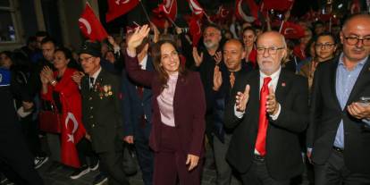 Karşıyaka’da 29 Ekim Cumhuriyet Bayramı fener alayıyla kutlandı