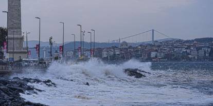 İstanbul sağanak ve lodosa teslim: Seferler arka arkaya iptal edildi!