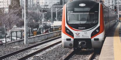 Marmaray'da bir kişi raylara atlayarak intihar etti