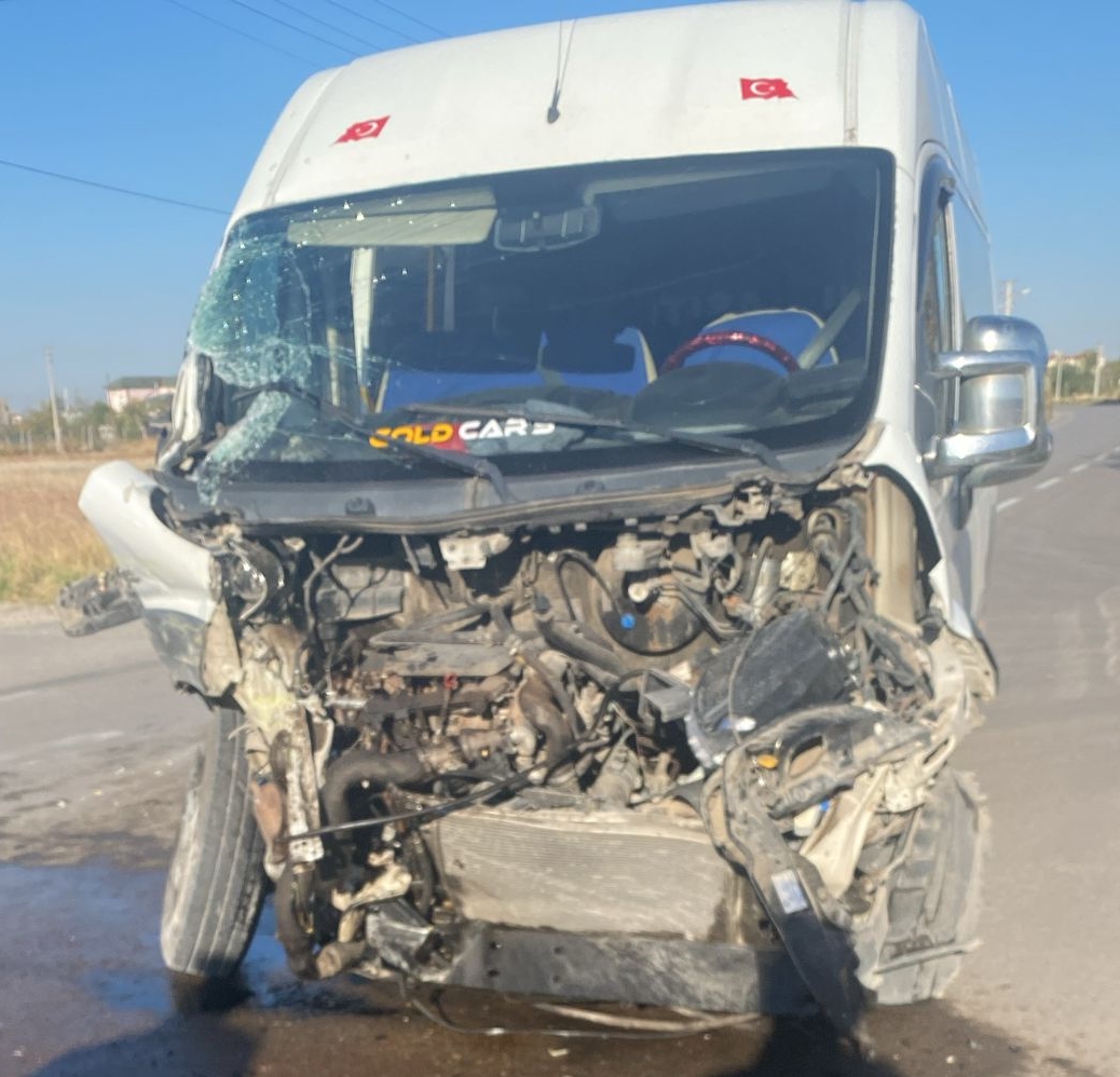 aa-20241009-35862092-35862091-aksarayda-ogrencileri-tasiyan-minibus-ile-tirin-carpistigi-kazada-6-kisi-yaralandi.jpg