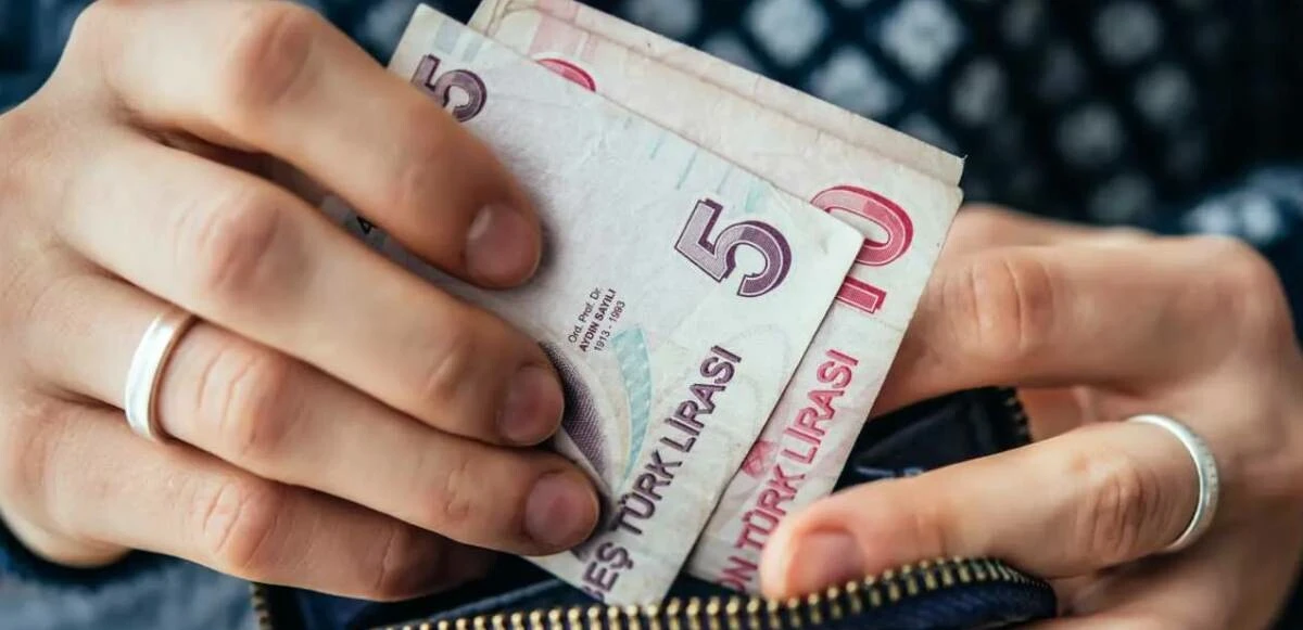 emekli-bir-kadin-olen-esinin-maasini-alabilir-mi.webp