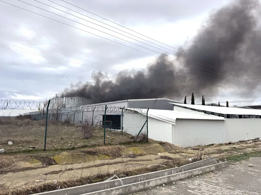 aa-20250218-37084720-37084718-edirnede-fabrika-yanginina-mudahale-ediliyor.webp
