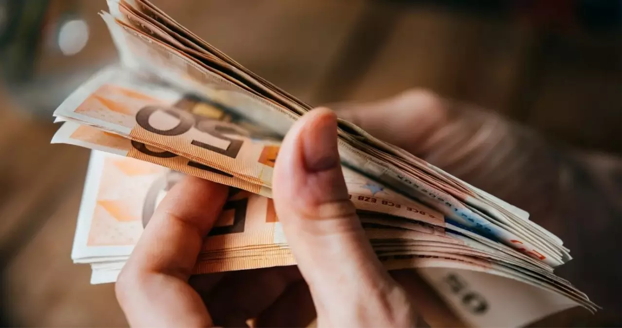 euro-tl-de-son-durum-ne-6-mayis-2025-dolar-ve-18594687-8941-amp.webp