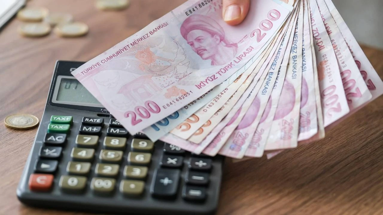 emeklinin-bayram-ikramiyesine-zam-mecliste-kabul-edildi-iste-odeme-takvimi-hzwk-cover.webp