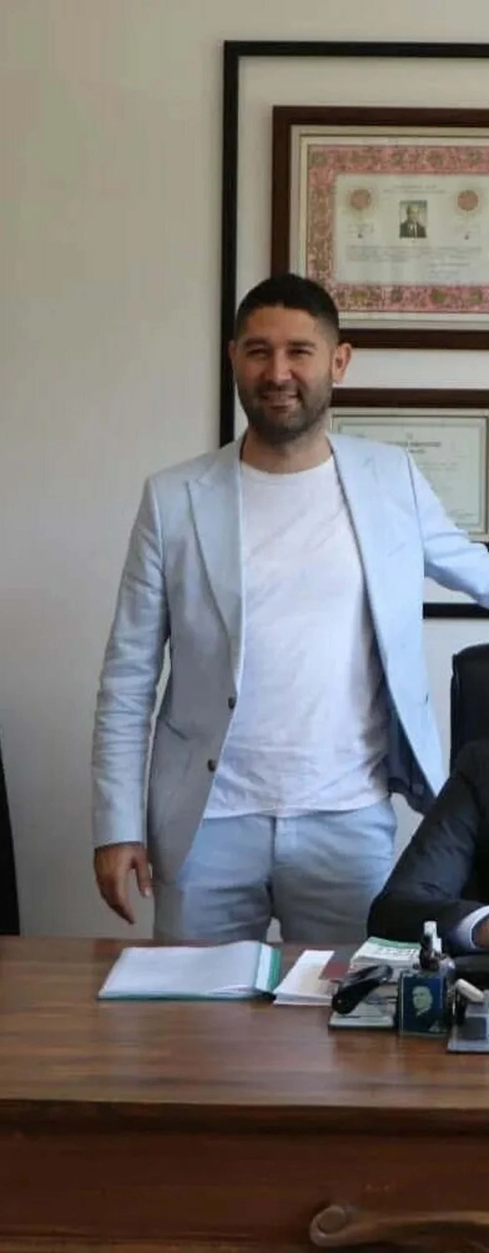 belediye-baskan-yardimcisi-icip-icip-havaya-ates-etti-magandaliga-003.webp