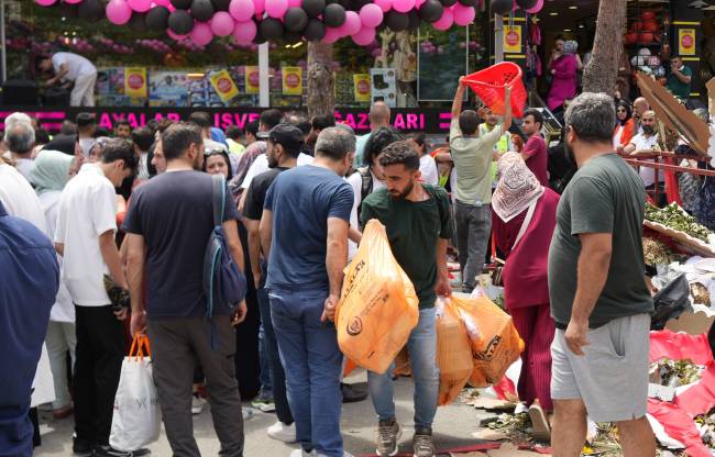 fiyatlari-duyan-cildirdi-izdiham-yasandi-indirim-askina-hastanelik-oldular-1751121027429-1.jpg