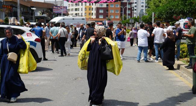 fiyatlari-duyan-cildirdi-izdiham-yasandi-indirim-askina-hastanelik-oldular-17511210276208-3.jpg