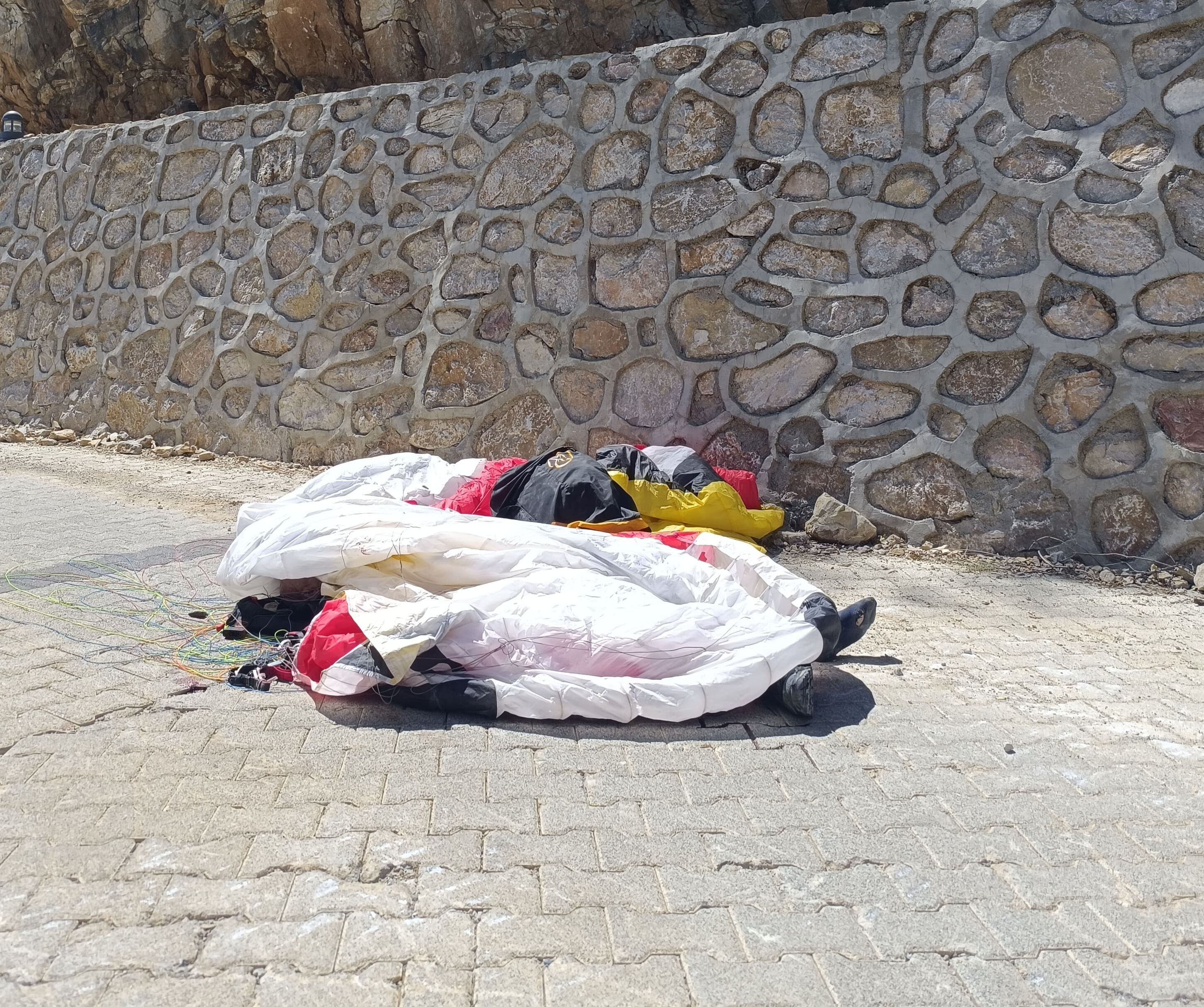 yamac-parasutu-sonu-oldu-ayagi-korkuluga-takilan-turist-hayatini-kaybetti-17512800982008-1.jpg