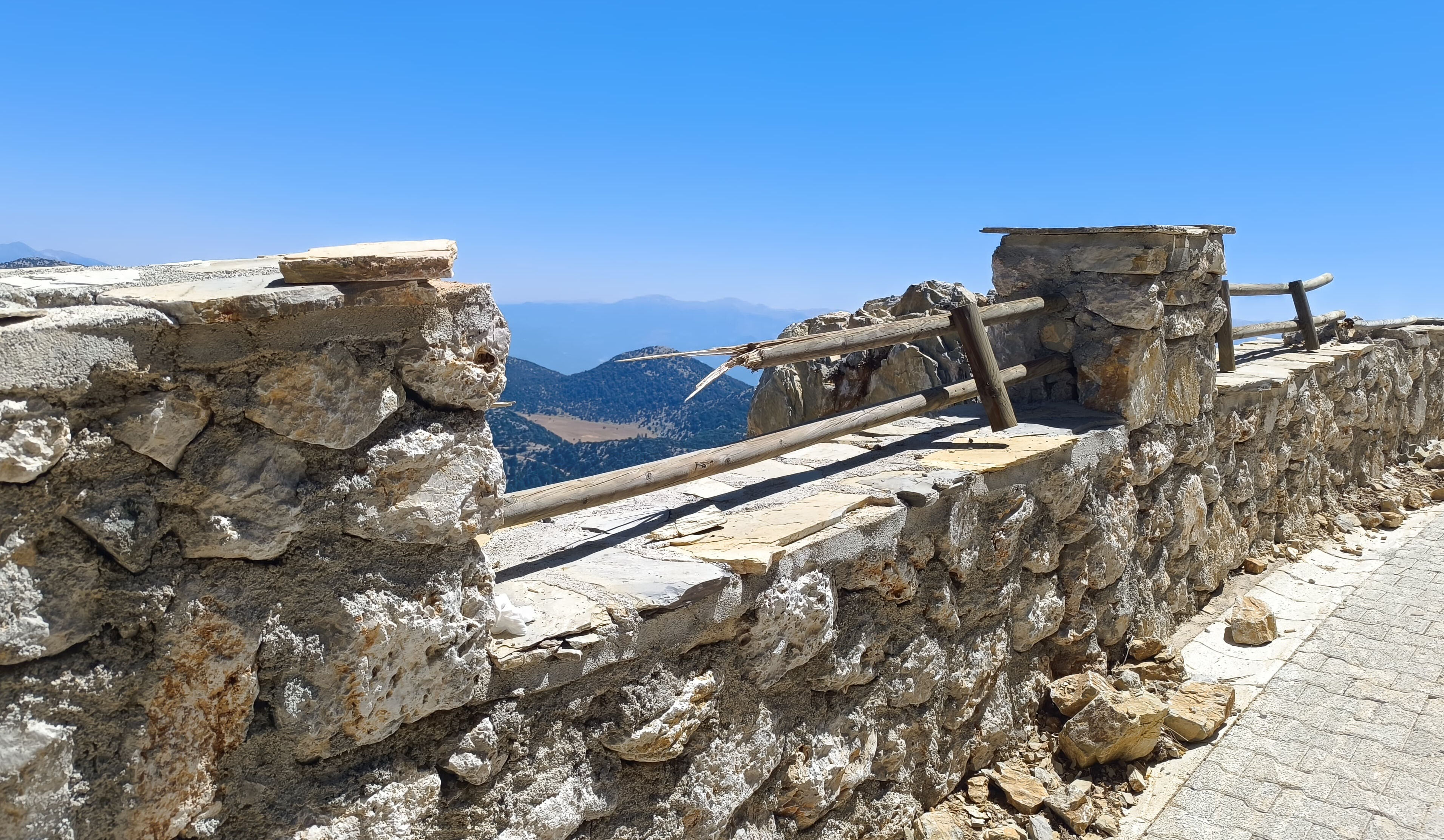 yamac-parasutu-sonu-oldu-ayagi-korkuluga-takilan-turist-hayatini-kaybetti-17512800983768-2.jpg
