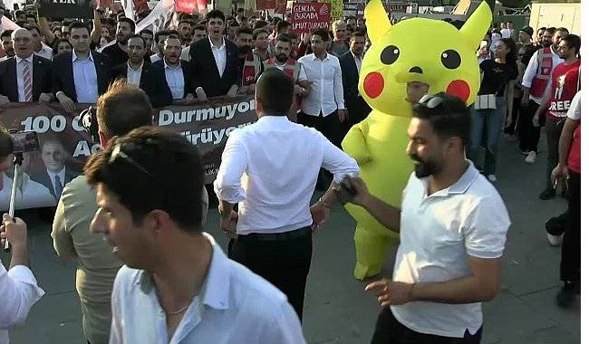 pikachu-chp-li-genclerle-sarachane-ye-yurudu.jpg