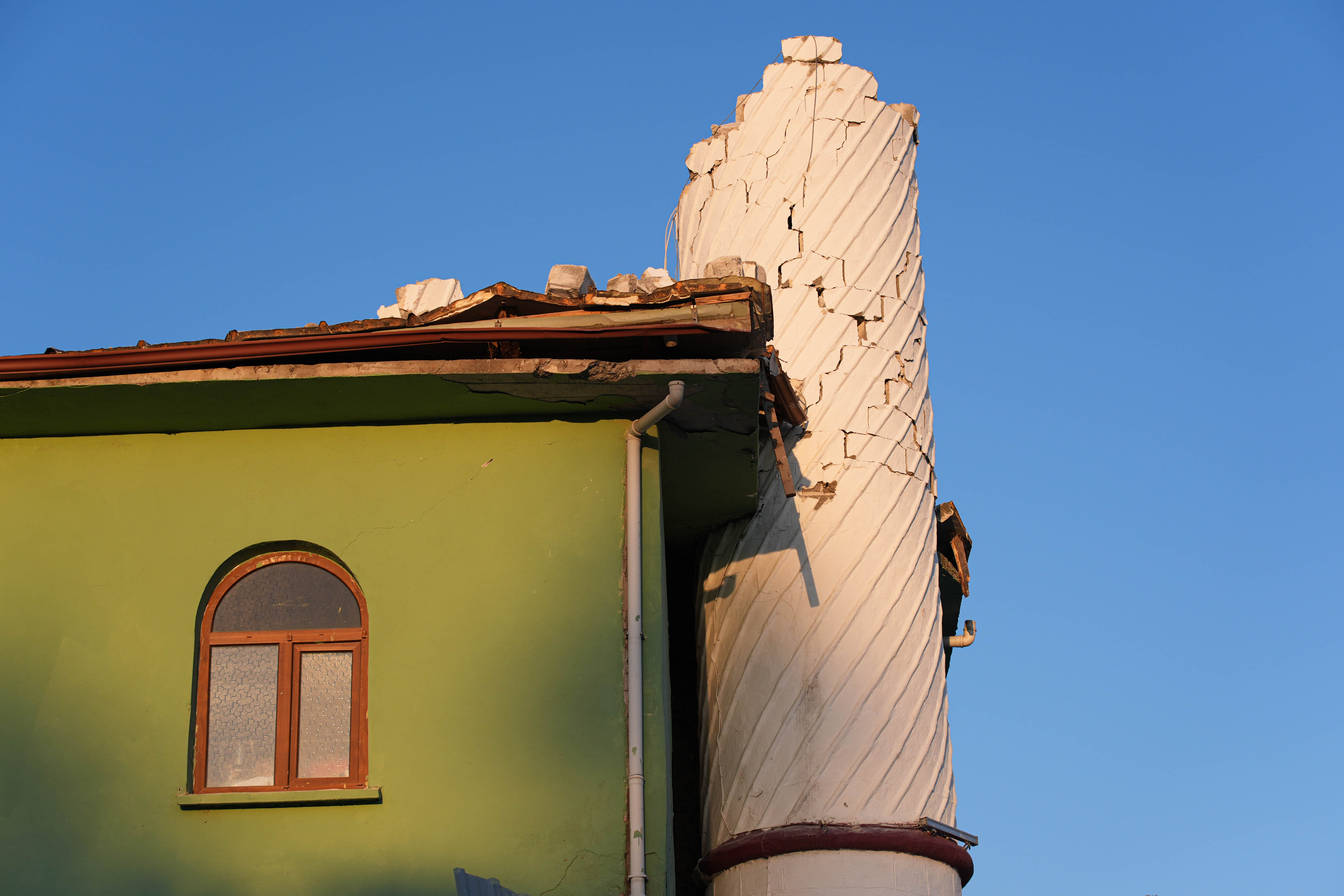 aa-20250811-38796305-38796297-61magnitude-earthquake-hits-turkiyes-balikesir.jpg