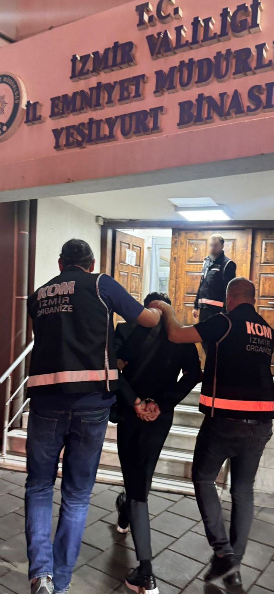 aa-20251008-39352441-39352440-izmirde-organize-suc-orgutu-elebasi-tutuklandi.jpg