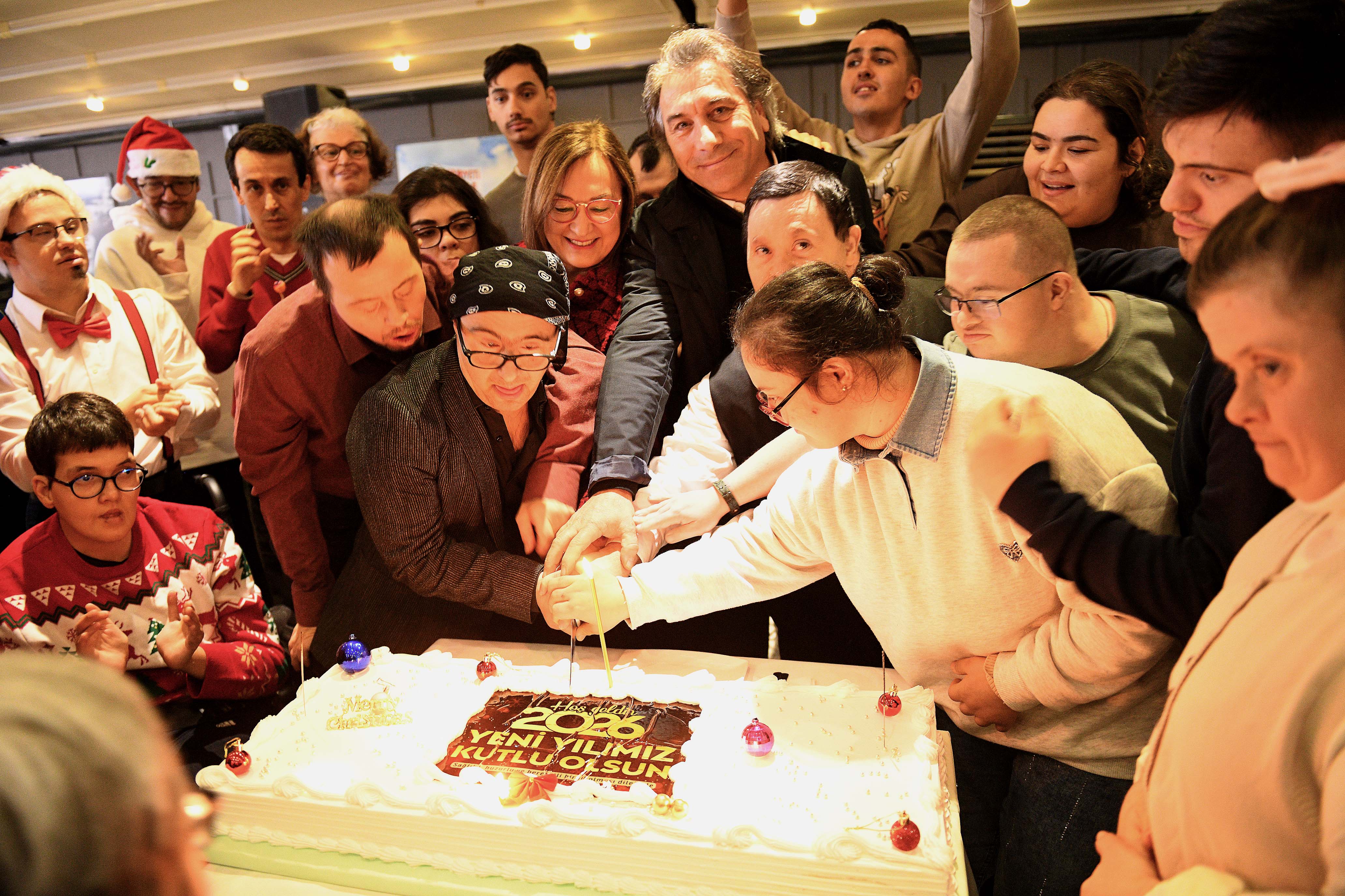 engelsiz-kafe-yilbasi-kutlamasi-2.jpg