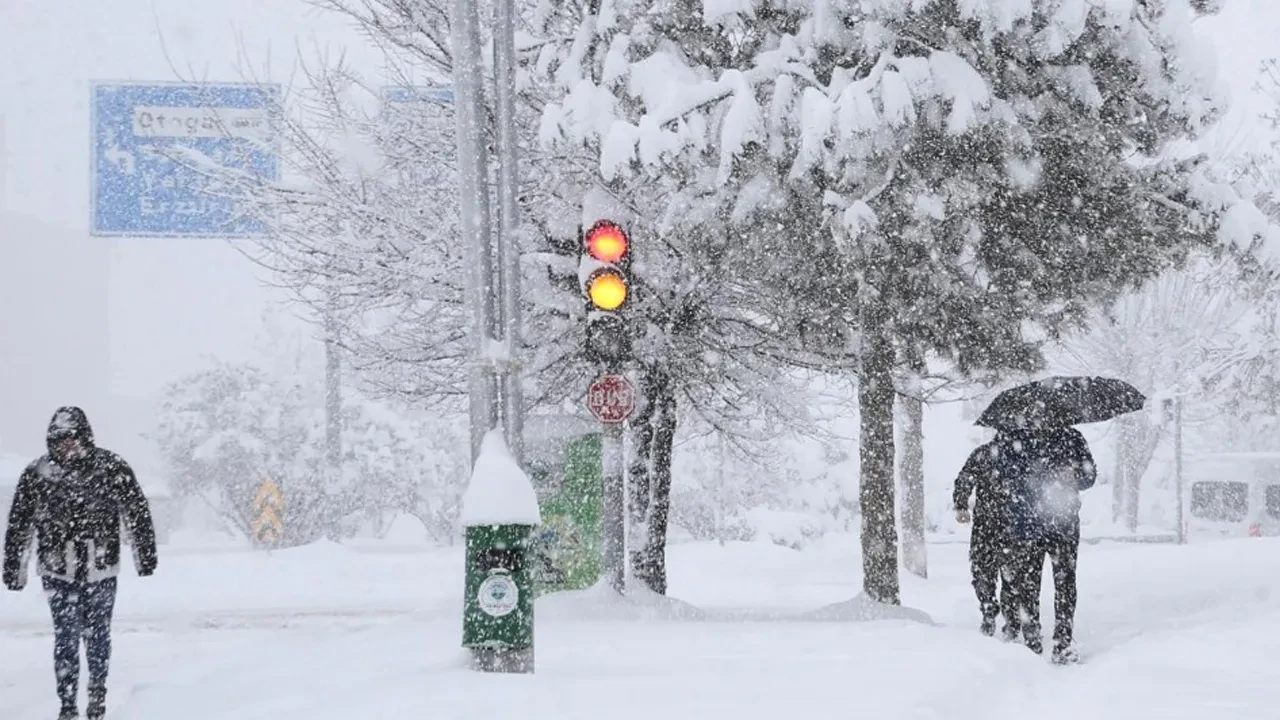 meteoroloji-illeri-tek-tek-siraladi-kuvvetli-kar-yagisi-geliyor-her-yer-beyaza-burune-3266283.webp