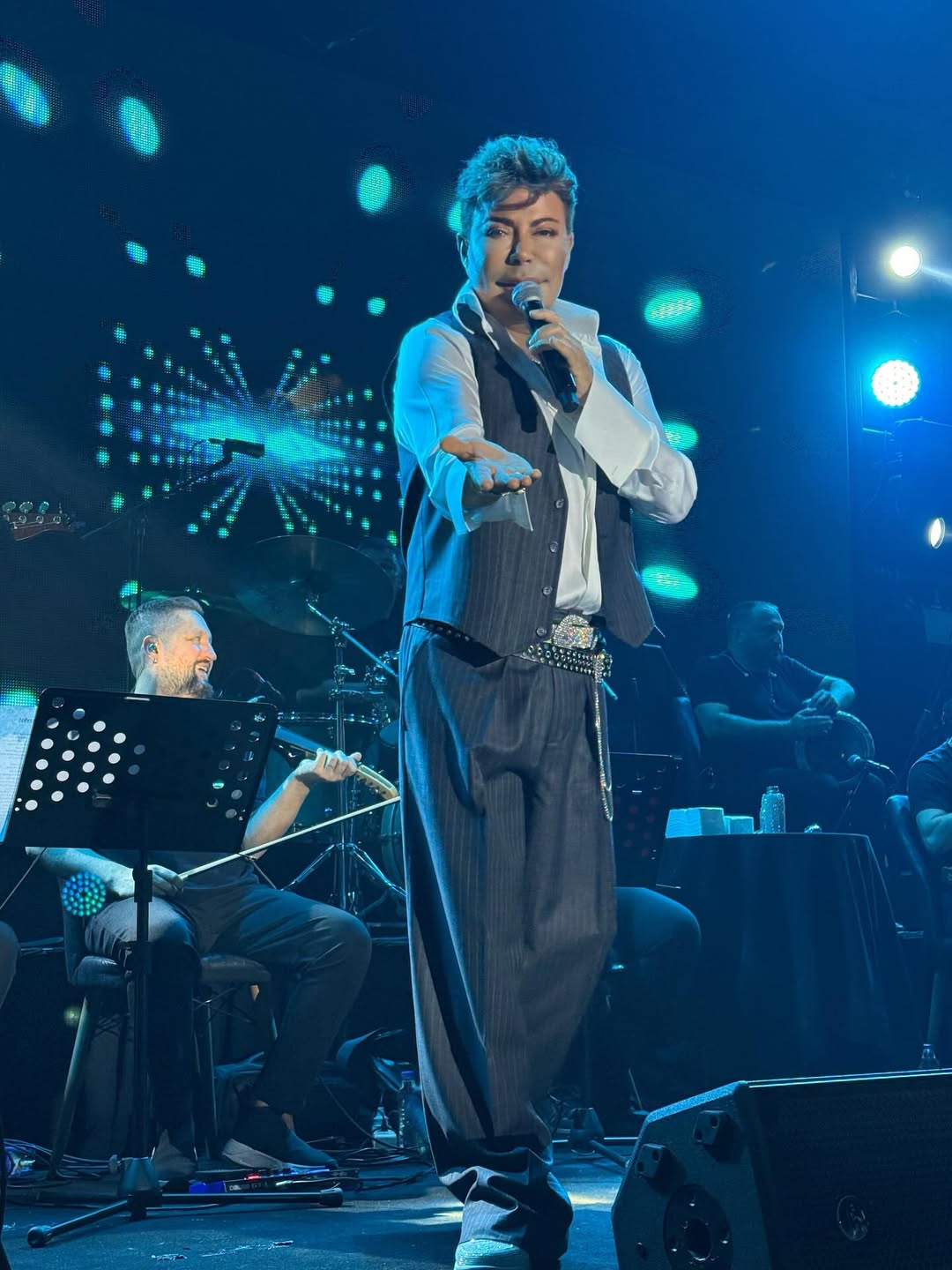 2-haftalik-konserlerimizden-bazi-anilar-sizlerle-bu-guzel-sahnelerde-kavusmak-cok-guzel-yenil-1.jpg