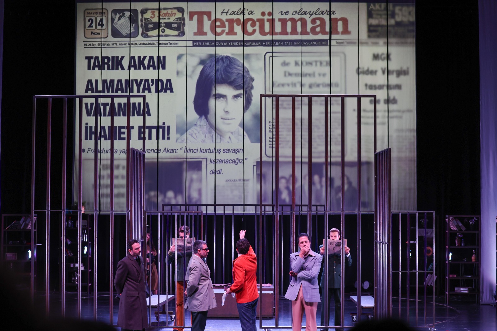 tarik-akanin-hayati-tiyatro-sahnesinde-2.jpeg