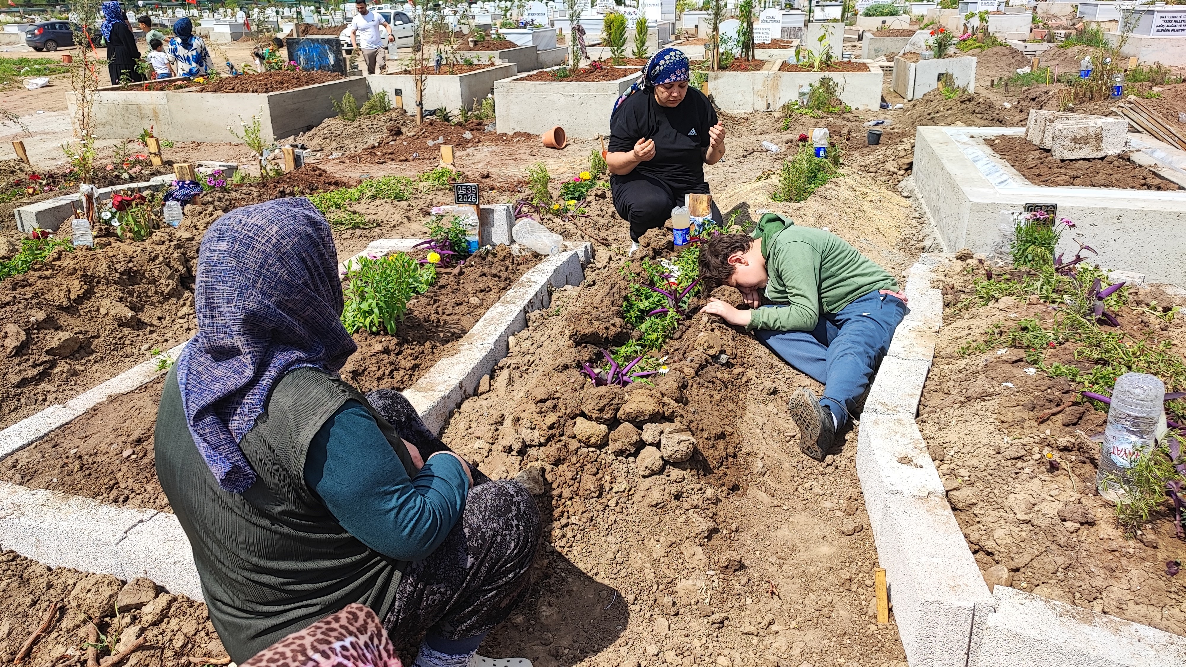 hastaneye-gitmek-yerine-sokakta-ambulansin-kaybolan-anahtarini-aradilar3.jpg