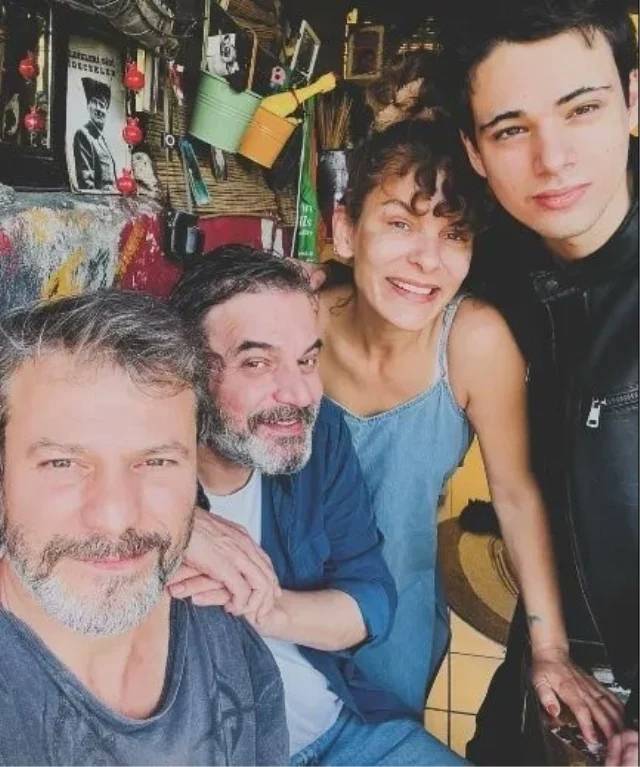 ufuk-ozkan-aile-pozu.jpg