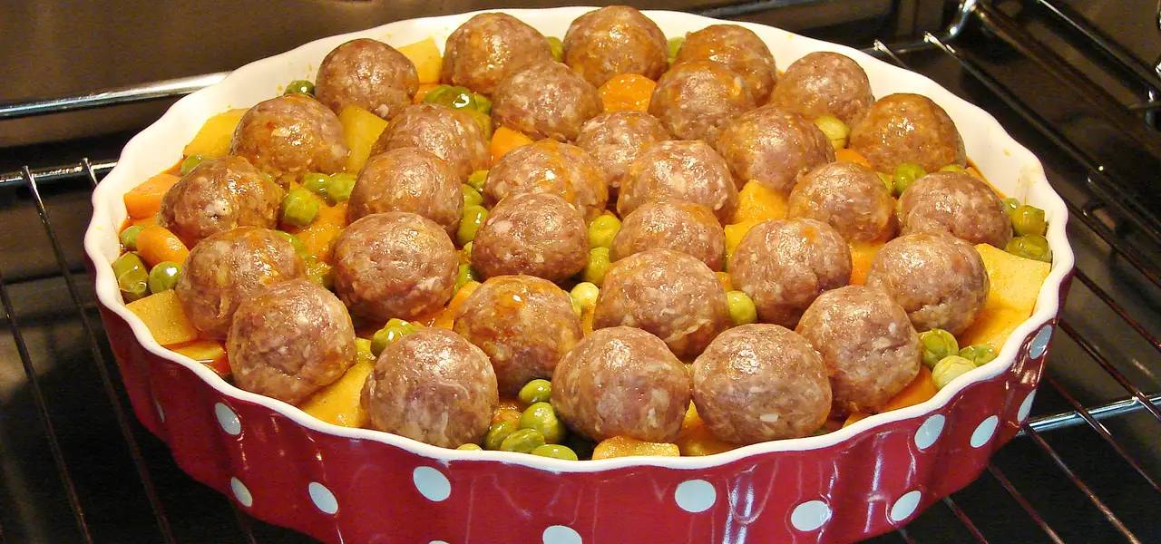 kofteli-bezelye-yemegi-tarifi.jpg