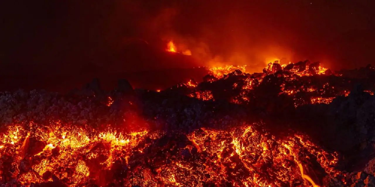 etna-yanardaginda-lavlar-akiyor-ucuslar-durduruldu-1.webp