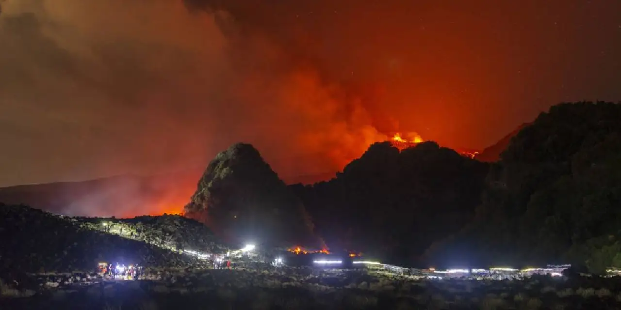 etna-yanardaginda-lavlar-akiyor-ucuslar-durduruldu-2.webp