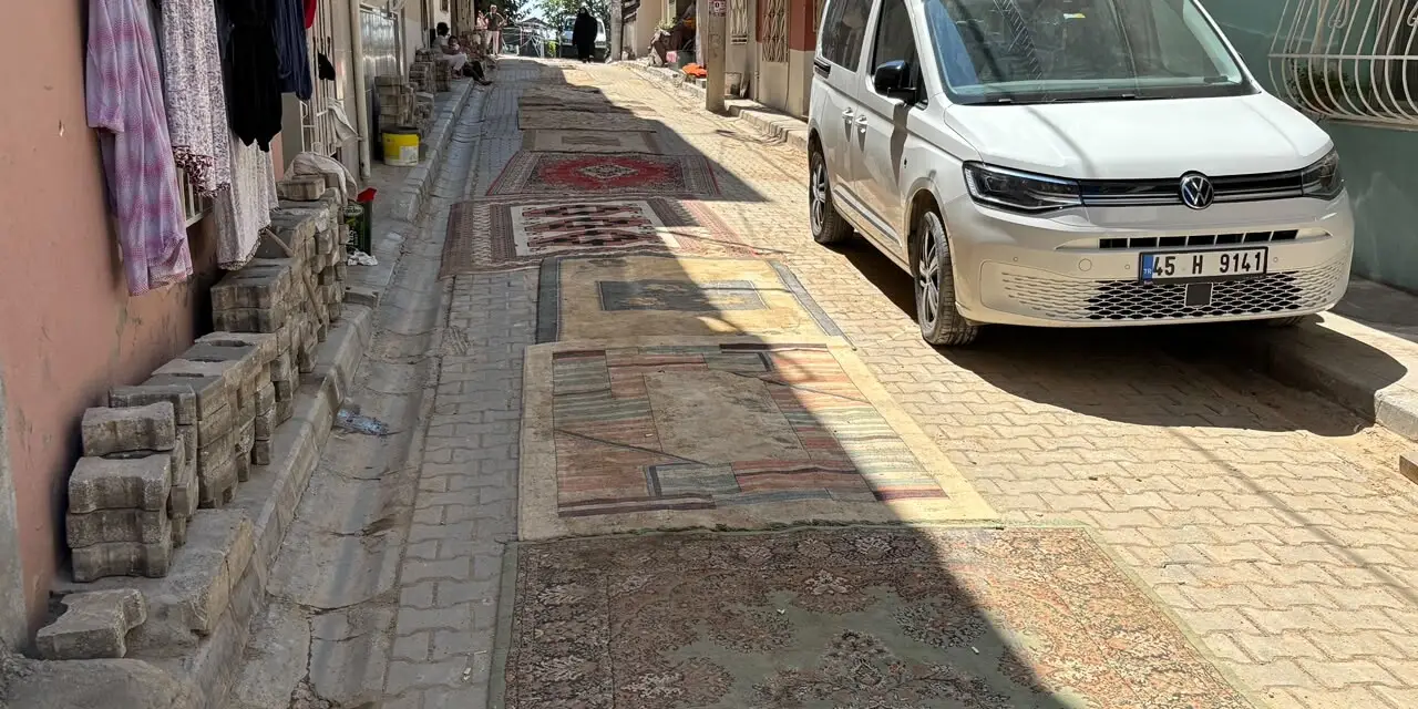 mahalleli-careyi-sokaklara-hali-sermekte-buldu-2.webp