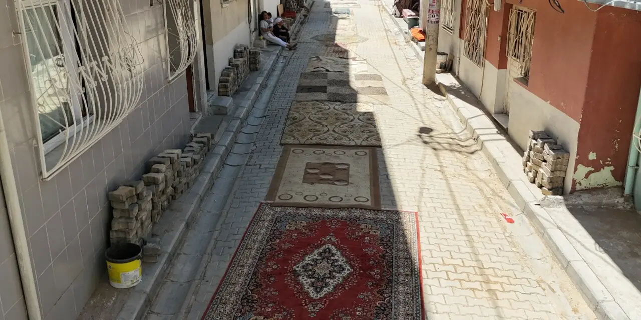 mahalleli-careyi-sokaklara-hali-sermekte-buldu-4.webp