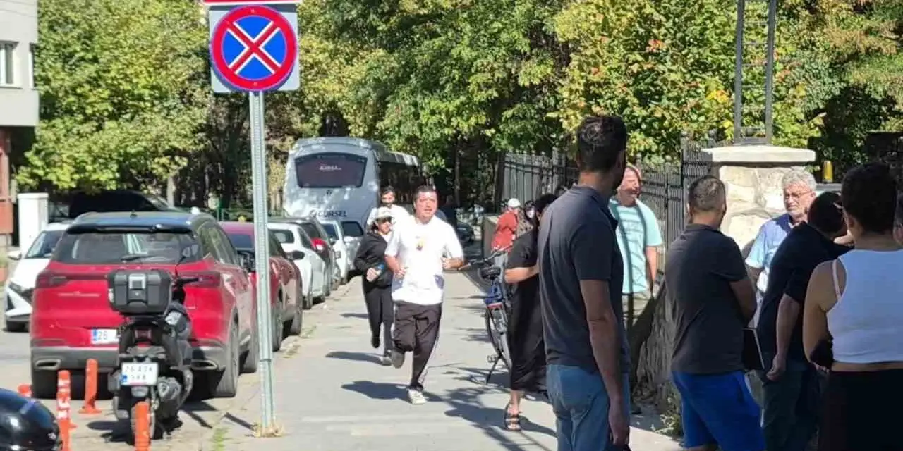 okulu-karistiran-da-saniyelerle-kaciran-da-kapida-kaldi-2.webp