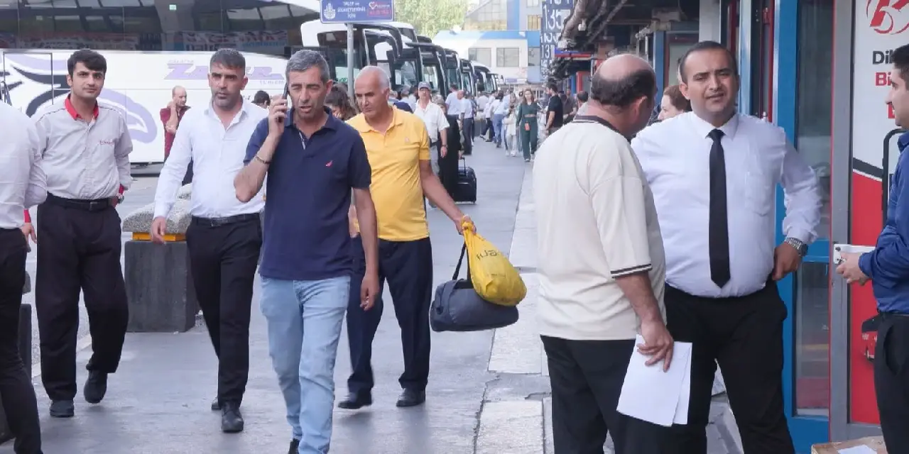 otogar-girisinde-kuyruklar-kilometreleri-buldu-4.webp