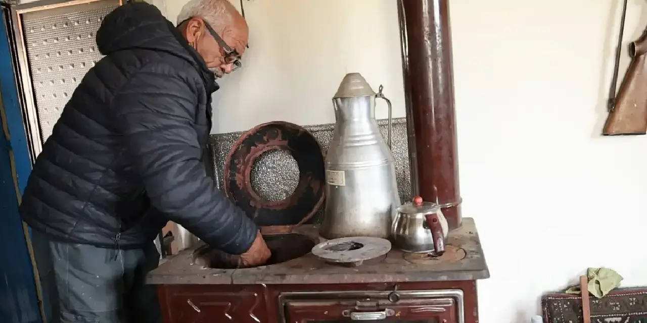 180-haneli-koyde-tek-basina-yasiyor-2.webp