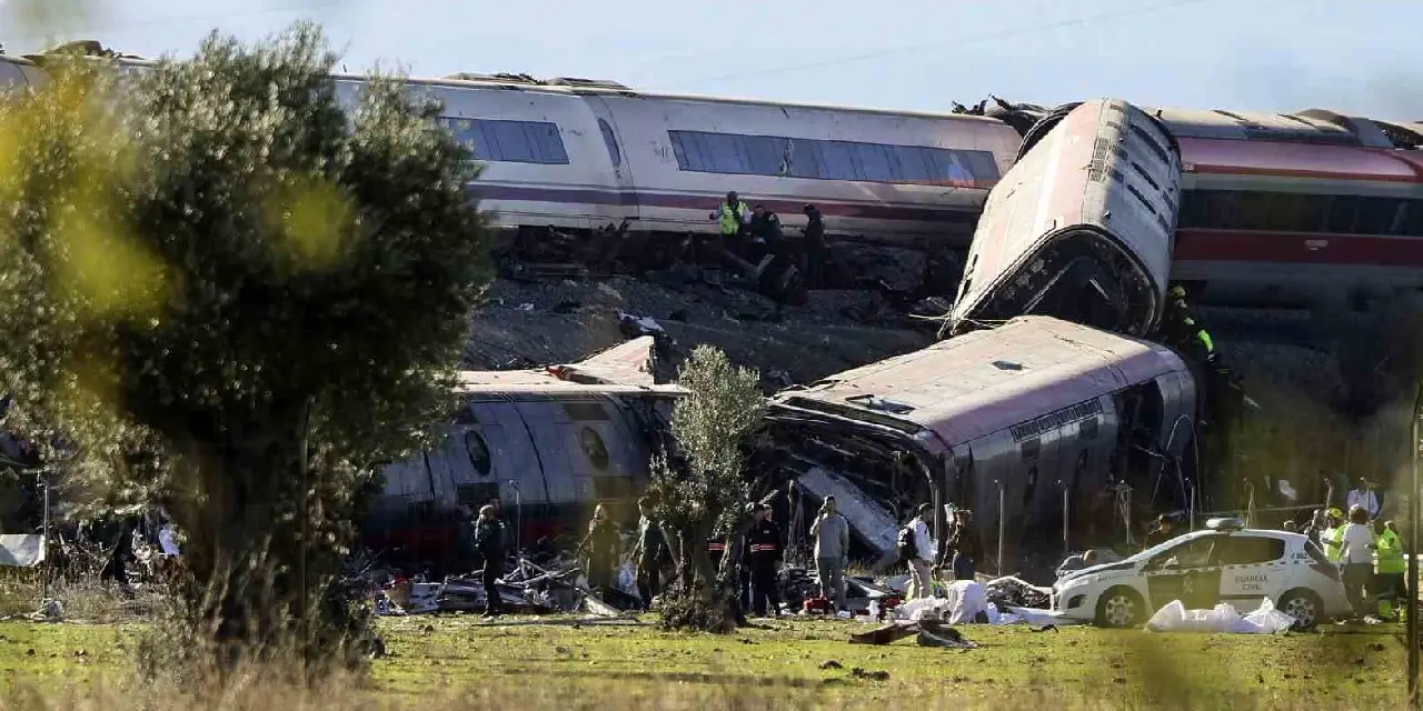 iki-hizli-tren-carpisti-vagonlar-yamactan-yuvarlandi.webp